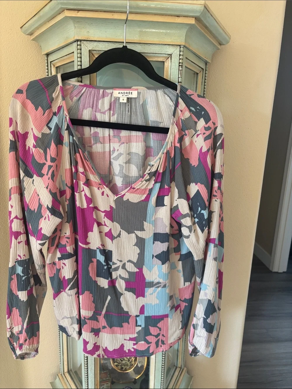 ANDRÉE BY UNIT Floral Pleated Top in Pink, Gray & Light Blue